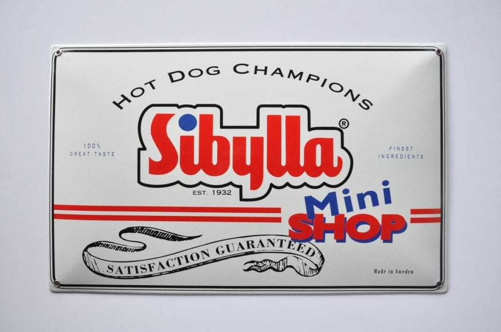 En upplaga i A3 med tre färger, detaljerat, tunna linjer och hyperliten text. Screentrycket bränns dock in i emaljens yta.