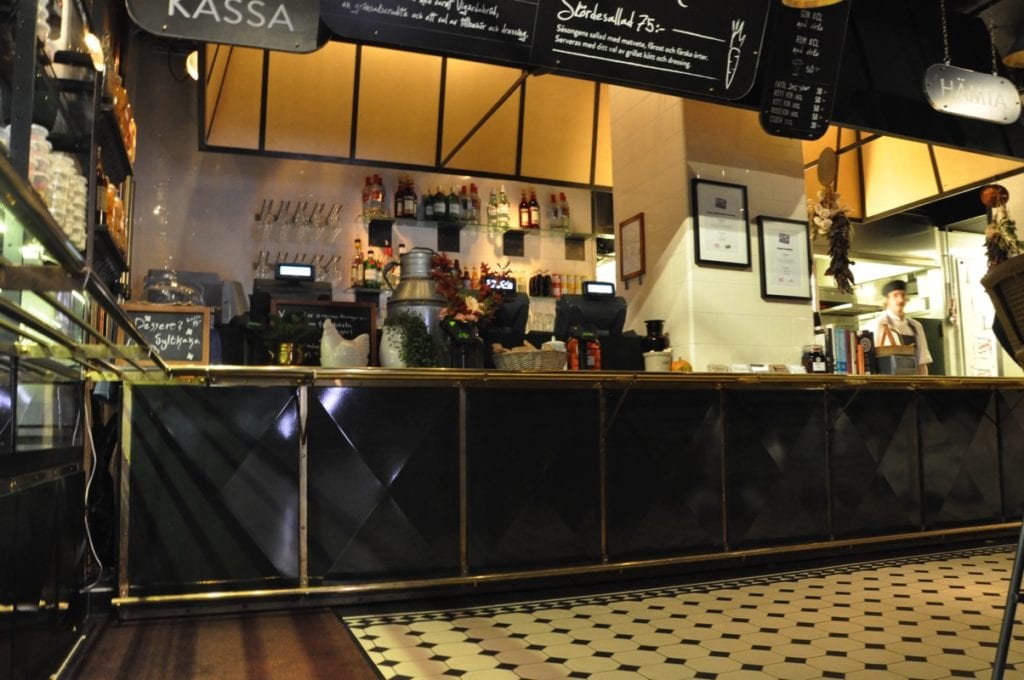 skillinge-emalj-54-Emaljinredning-barinredning-i-emalj Kryssbockade, djupdragna plåtar i Melker Anderssons restaurang på MOOD i huvudstaden