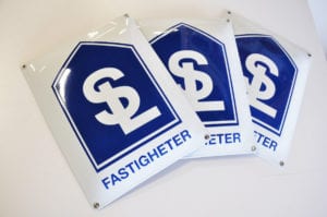 Skillinge Emalj producerar skyltar till S L fastighetsbolag