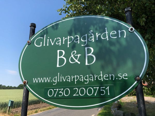 Kostnadseffektiv återvinning – Ny ägare, nytt telefonnummer på emaljplåt i samma färg, limmad ovanpå gamla numret..