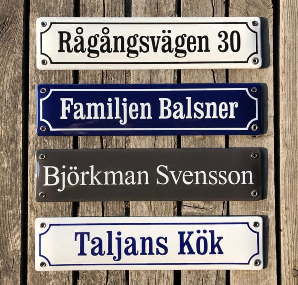 Emaljskyltar i storleken 30x7cm. Blå text finns som tillval. De andra är standard.
