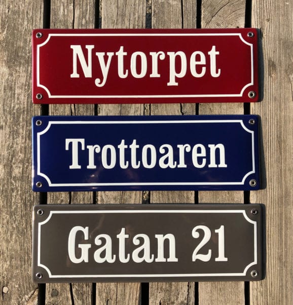 Emaljskylt storlek 30x10 cm. Röd skylt är tillval och de två andra är standardkulör.