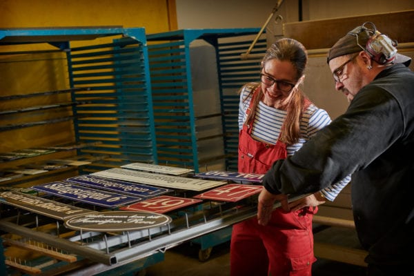 Skillinge Emalj emaljskylt - platsjustering på rastret innan bränning.