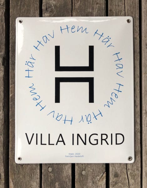 Omsorgsfull logo med kombinerad emaljteknik.