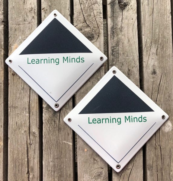 Logga på 15x15 med tre kodade färger. Texten screentryckt.