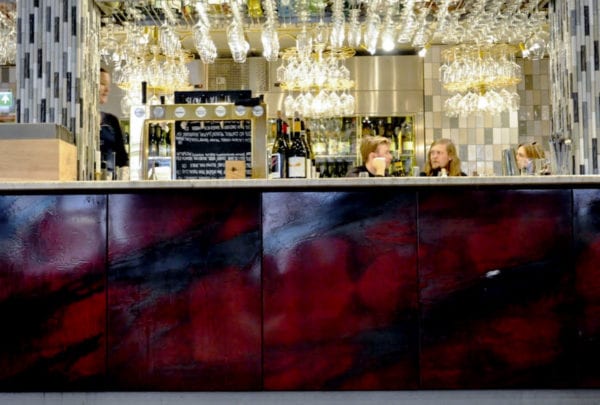 Skillinge Emalj har tagit fram en läcker barinredning på hippa La Colline på Götbacken.